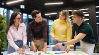 Zarządzanie zasobami ludzkimi | Studia I stopnia w Opolu | Uniwersytet WSB Merito Opole: Główna grafika: Opole - studia I stopnia licencjackie - Zarządzanie: Zarządzanie zasobami ludzkimi - studenci wspólnie rozmawiają przy stole