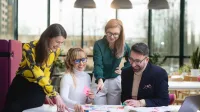 AI: prawo i etyka | Uniwersytet WSB Merito Opole: Główna grafika: Opole - studia podyplomowe - AI: prawo i etyka - uczestnicy studiów podyplomowych analizują wspólnie notatki