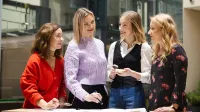 Warsztat pracy pedagoga-wychowawcy | Studia podyplomowe w Opolu | Uniwersytet WSB Merito Opole: Główna grafika: Opole - studia podyplomowe -Warsztat pracy pedagoga-wychowawcy- uczestniczki studiów podyplomowych stoją i rozmawiają