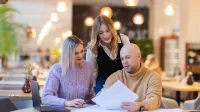 Zarządzanie i automatyzacja procesów w biznesie | Studia podyplomowe w Opolu | Uniwersytet WSB Merito Opole: Główna grafika: Opole - studia podyplomowe -Zarządzanie i automatyzacja procesów w biznesie- uczestnicy studiów podyplomowych analizują wspólnie treści