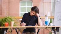 Dietetyka pediatryczna | Studia II stopnia w Opolu | Uniwersytet WSB Merito Opole: Studentka siedzi i czyta książkę