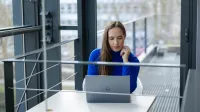 Product Manager w erze AI - zarządzanie produktami cyfrowymi | Studia podyplomowe w Opolu | Uniwersytet WSB Merito Opole: Główna grafika: Opole - studia podyplomowe -Product Manager w erze AI - zarządzanie produktami cyfrowymi -  uczestniczka studiów podyplomowych pracuje przy laptopie