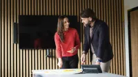 Zarządzanie jakością i produkcją w branży produkcyjnej | Studia podyplomowe w Opolu | Uniwersytet WSB Merito Opole: Główna grafika: Opole - studia podyplomowe - Zarządzanie jakością i produkcją w branży produkcyjnej - uczestnicy rozmawiają, analizując notatki 