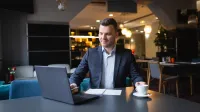 Główna grafika: Opole - studia podyplomowe - Projektowanie gier komputerowych - uczestnik studiów podyplomowych pracuje na laptopie