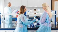 Kosmetologia anti-aging | Studia I stopnia w Opolu | Uniwersytet WSB Merito Opole: Główna grafika: Opole - studia I stopnia licencjackie - Kosmetologia: Komsetologia anti-aging - studentki pracują w laboratorium chemicznym