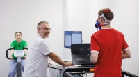Dietetyka sportowa | Studia II stopnia w Opolu | Uniwersytet WSB Merito Opole: Główna grafika: Opole - studia II stopnia- Dietetyka: Dietetyka sportowa- studenci wykonują ćwiczenia w laboratorium dietetycznym