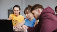 Dietetyka | Studia II stopnia ze studiami podyplomowymi w Opolu | Uniwersytet WSB Merito Opole: Główna grafika: Opole - studia II stopnia z podyplomowymi- Dietetyka - uczestnicy siedzą i analizują treści z laptopa