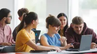 Dietetyka sportowa | Studia II stopnia w Opolu | Uniwersytet WSB Merito Opole: Główna grafika: Opole - studia II stopnia- Dietetyka: Dietetyka sportowa- studenci analizują treści z laptopa
