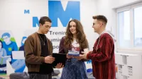 Inżynieria sieci, systemów i bezpieczeństwa IT | Studia I stopnia w Opolu | Uniwersytet WSB Merito Opole: Główna grafika: Opole - studia I stopnia inżynierskie- Informatyka: Inżynieria sieci, systemów i bezpieczeństwa IT   - student stoją i analizują treści z tableta