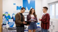 Strategie Digital Marketingu | Studia I stopnia w Opolu | Uniwersytet WSB Merito Opole: Główna grafika: Opole - studia I stopnia - Media i komunikacja w biznesie - Strategie Digital Marketingu- studenci stoją na korytarzu i rozmawiają