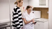 Dietetyka sportowa | Studia II stopnia w Opolu | Uniwersytet WSB Merito Opole: Główna grafika: Opole - studia II stopnia- Dietetyka: Dietetyka sportowa- studenci dokonują pomiaru wzrostu w laboratorium dietetycznym
