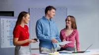 Zastosowanie AI w biznesie dla menedżerów | Studia podyplomowe w Opolu | Uniwersytet WSB Merito Opole: Główna grafika: Opole - studia podyplomowe -Zastosowanie AI w biznesie dla menedżerów - uczestnicy studiów podyplomowych analizują wspólnie treści  
