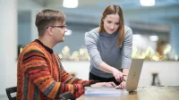 Projektowanie i rozwój nowoczesnych aplikacji SAP FIORI | Uniwersytet WSB Merito Opole: Główna grafika: Opole - studia podyplomowe-Projektowanie i rozwój nowoczesnych aplikacji SAP FIORI  - uczestnicy studiów podyplomowychanalizują treści z laptopa