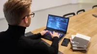 Główna grafika: Opole - studia podyplomowe -Projektowanie gier komputerowych - uczestnik studiów podyplomowych pracuje na laptopie 