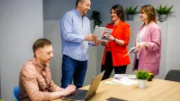 Zastosowanie AI w biznesie dla menedżerów | Studia podyplomowe w Opolu | Uniwersytet WSB Merito Opole: Główna grafika: Opole - studia podyplomowe - Zastosowanie AI w biznesie dla menedżerów - uczestnicy studiów podyplomowych rozmawiają i analizują wspólnie treści 