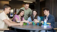 Dietetyka pediatryczna | Studia II stopnia ze studiami podyplomowymi  | Uniwersytet WSB Merito Opole: Główna grafika: Opole - studia II stopnia z podyplomowymi- Dietetyka: Dietetyka pediatryczna - uczestnicy grają w grę