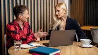 Product Manager w erze AI - zarządzanie produktami cyfrowymi | Studia podyplomowe w Opolu | Uniwersytet WSB Merito Opole: Główna grafika: Opole - studia podyplomowe -Product Manager w erze AI - zarządzanie produktami cyfrowymi - uczestniczki studiów podyplomowych rozmawiają między sobą
