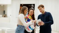Programista Python Developer | Studia podyplomowe w Opolu | Uniwersytet WSB Merito Opole: Główna grafika: Opole - studia podyplomowe - Programista  Python Developer - uczestnicy studiów podyplomowych analizują treści z tableta