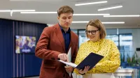 Zarządzanie jakością | Uniwersytet WSB Merito Opole: Grafika główna: Opole - studia podyplomowe - Zarządzanie jakością - uczestnicy studiów podyplomowych analizują treści z kartki