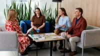 Innowacje w zarządzaniu jednostkami administracji | Studia podyplomowe w Opolu | Uniwersytet WSB Merito Opole: Główna grafika: Opole - studia podyplomowe - Innowacje w zarządzaniu jednostkami administracji - uczestnicy studiów podyplomowych siedzą i rozmawiają ze sobą