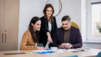 Architekt rozwiązań IT w chmurze obliczeniowej | Studia podyplomowe w Opolu | Uniwersytet WSB Merito Opole: Główna grafika: Opole - studia podyplomowe -Sztuczna inteligencja (AI) z elementami cyberpsychologii - uczestnicy studiów podyplomowych analizują wspólnie notatki 