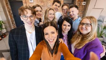 Dietetyka sportowa | Studia I stopnia w Opolu | Uniwersytet WSB Merito Opole: Główna grafika: Opole - dietetyka w sporcie - grupa studentów robiąca selfie