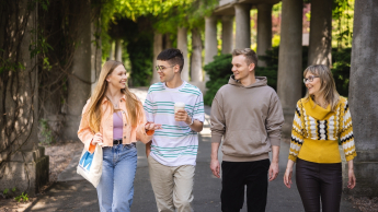 Psychologia biznesu i rozwoju osobistego | Studia jednolite magisterskie w Opolu | Uniwersytet WSB Merito Opole: Główna grafika: Opole - specjalność Psychologia biznesu i rozwoju osobistego - czworo studentów, idących drogą - w tle park. 