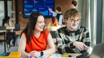 Finanse i rachunkowość | Studia II stopnia w Opolu | Uniwersytet WSB Merito Opole: Główna grafika: Opole - studia II stopnia - studenci pracujący nad projektem.