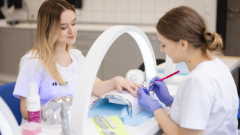 Kosmetologia | Studia I stopnia w Opolu | Uniwersytet WSB Merito Opole: Główna grafika: Opole - kosmetologia - studentki w pracowni kosmetologicznej, wykonują zabieg na paznokciach