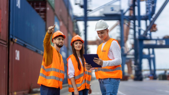 Inżynieria procesów transportowych | Studia I stopnia w Opolu | Uniwersytet WSB Merito Opole: Zdjęcie główne: Opole - logistyka: grupa młodych ludzi w kamizelkach odblaskowych ustala plan działania