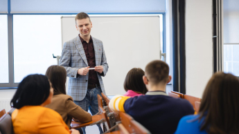 Prawo w finansach | Studia I stopnia w Opolu | Uniwersytet WSB Merito Opole: Główna grafika: Opole - specjalność mediacje i negocjacje - wykładowca podczas zajęć 