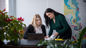 Prawo e-biznesu i sztucznej inteligencji | Uniwersytet WSB Merito Opole: Główna grafika: Opole - specjalność Prawo e-biznesu i sztucznej inteligencji, dwie studentki przed laptopem