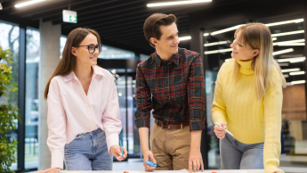Administracja i bezpieczeństwo wewnętrzne | Studia II stopnia w Opolu | Uniwersytet WSB Merito Opole: Główna grafika: Opole - studia II stopnia - grupa studentów pracująca nad projektem