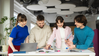 Zarządzanie | Studia II stopnia w Opolu | Uniwersytet WSB Merito Opole: Główna grafika: Opole - studia II stopnia Zarządzanie- grupa studentów przeglądająca razem notatki 