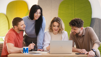 Digital marketing | Studia II stopnia ze studiami podyplomowymi  | Uniwersytet WSB Merito Opole: Główna grafika: Opole - studia II stopnia - grupa studentów wspólnie pracująca nad projektem