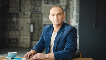 Bankowość cyfrowa | Studia podyplomowe w Opolu | Uniwersytet WSB Merito Opole: Główna grafika: Opole - studia podyplomowe - Mężczyzna siedzący za biurkiem  