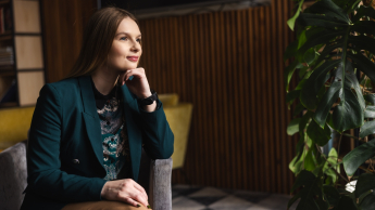Marketing kultury | Studia podyplomowe w Opolu | Uniwersytet WSB Merito Opole: Główna grafika: Opole - studia podyplomowe - Marketing kultury - Kobieta siedząca w fotelu, patrzy w dal