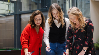 Marketing kultury | Studia podyplomowe w Opolu | Uniwersytet WSB Merito Opole: Główna grafika: Opole - studia podyplomowe - Marketing kultury - Grupa kobiet pracująca nad projektem
