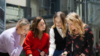 Akademia przywództwa kobiet | Studia podyplomowe w Opolu | Uniwersytet WSB Merito Opole: Główna grafika: Opole - studia podyplomowe - Grupa kobiet pracująca wspólnie nad projektem