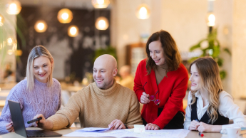 Agile – zwinne metodyki zarządzania projektami | Studia podyplomowe w Opolu | Uniwersytet WSB Merito Opole: Główna grafika: Opole - studia podyplomowe - Grupa osób pracująca nad projektem