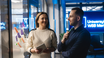Zarządzanie zespołami rozproszonymi | Studia podyplomowe w Opolu | Uniwersytet WSB Merito Opole: Główna grafika: Opole - studia podyplomowe - Zarządzanie zespołami rozproszonymi - dwie osoby przeglądające notatki na karteczkach samoprzylepnych
