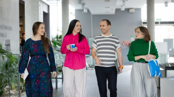 Analityk finansowy | Studia podyplomowe w Opolu | Uniwersytet WSB Merito Opole: Główna grafika: Opole - studia podyplomowe - Grupa znajomych idąca korytarzem