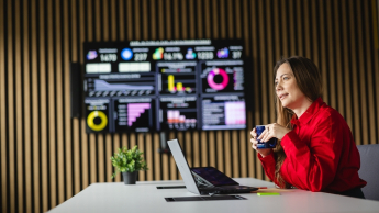 Social media i influencer marketing | Studia podyplomowe w Opolu | Uniwersytet WSB Merito Opole: Główna grafika: Opole - studia podyplomowe - Social media i influencer marketing - Kobieta siedząca przy biurku z kubkiem kawy