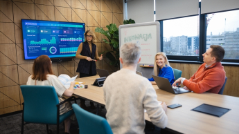 Customer Experience Management | Studia podyplomowe w Opolu | Uniwersytet WSB Merito Opole: Główna grafika: Opole - studia podyplomowe - Grupa osób w sali konferencyjnej