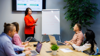 Agile – zwinne metodyki zarządzania projektami | Studia podyplomowe w Opolu | Uniwersytet WSB Merito Opole: Główna grafika: Opole - studia podyplomowe - grupa osób w sali wykładowej