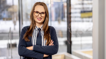 Główna grafika: Opole - studia podyplomowe - Energetyka wiatrowa (Onshore & Offshore) - Uśmiechnięta kobieta