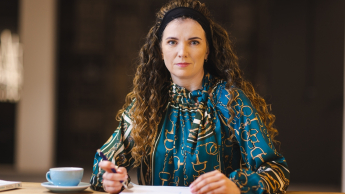 Główna grafika: Opole - studia podyplomowe - Audyt wewnętrzny i controlling - Kobieta tworząca notatki