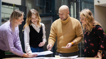 Kadry i płace | Studia podyplomowe w Opolu | Uniwersytet WSB Merito Opole: Główna grafika: Opole - studia podyplomowe - Kadry i płace - Grupa osób pracująca wspólnie nad projektem