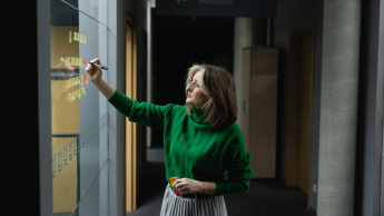 Analiza Danych – Data Science z elementami AI | Studia podyplomowe w Opolu | Uniwersytet WSB Merito Opole: Główna grafika: Opole - studia podyplomowe - Analiza Danych – Data Science z elementami AI -  Dziewczyna tworzące notatki na karteczkach samoprzylepnych