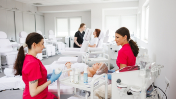 Kosmetologia anti-aging | Studia I stopnia w Opolu | Uniwersytet WSB Merito Opole: Główna grafika: Opole - Kosmetologia - Dwie studentki używające sprzętu w pracowni kosmetologicznej